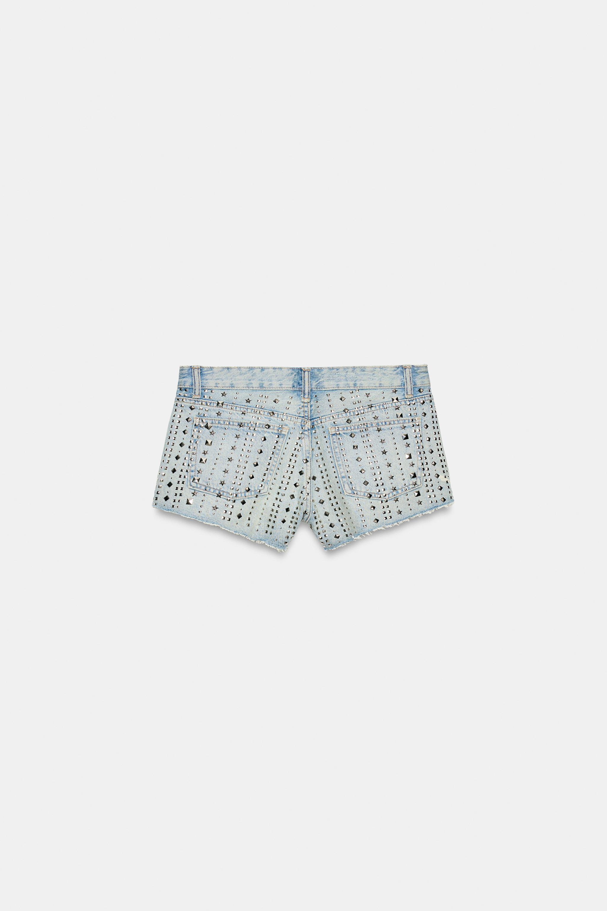 SHORT TRF EN DENIM TAILLE MI-HAUTE AVEC CLOUS ET DÉCHIRURES